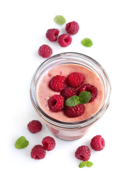 Leckeres Himbeermousse mit frischen Himbeeren — Stockfoto