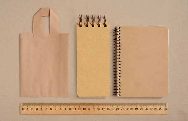 Mock up com saco de artesanato, cadernos de esboços e régua de madeira — Fotografia de Stock