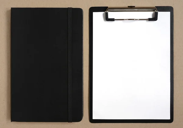Schránka s prázdný list papíru a černý kufřík — Stock fotografie