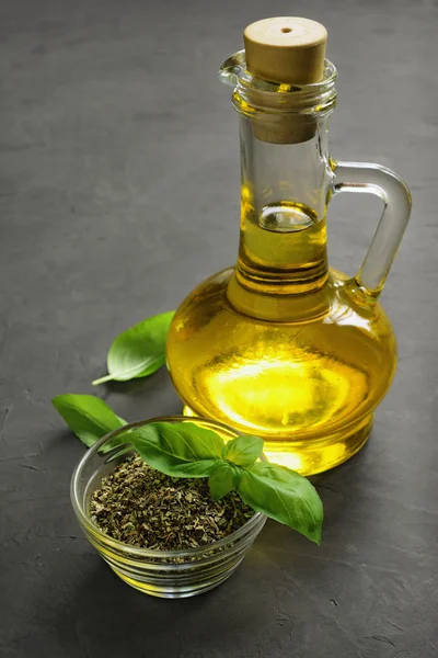Oil in bottle with dried and fresh basil — Stock Photo, Image
