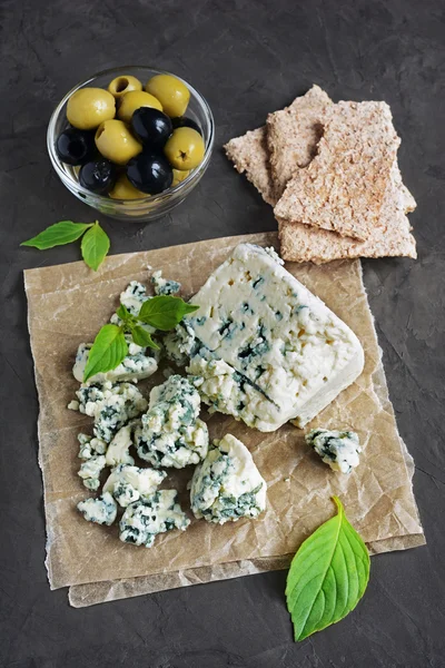 Queso azul con oliva, albahaca y pan crujiente —  Fotos de Stock