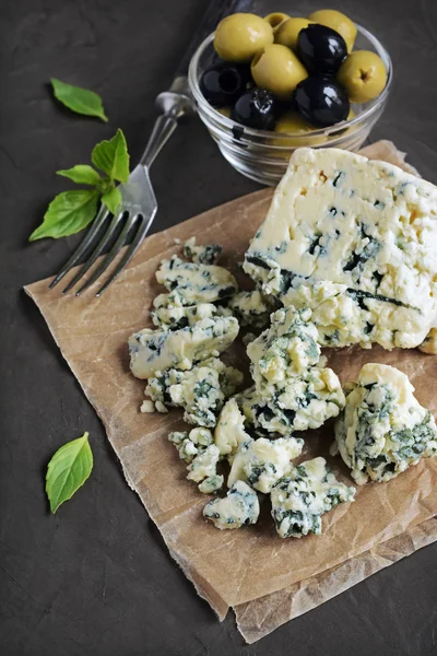 Queso azul con oliva, albahaca y pan crujiente —  Fotos de Stock