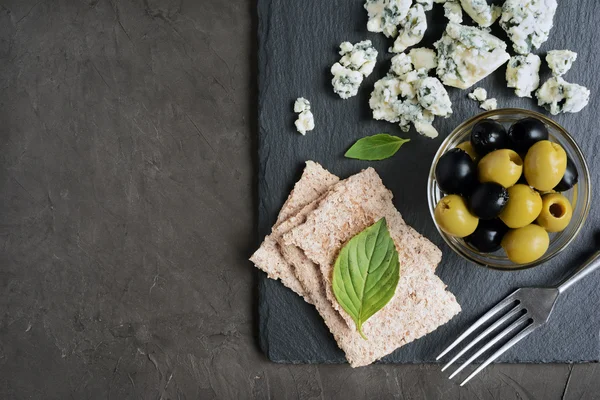 Formaggio blu con olive, basilico e pane croccante — Foto Stock