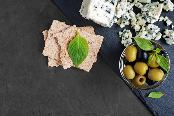 Queso azul con oliva, albahaca y pan crujiente — Foto de Stock