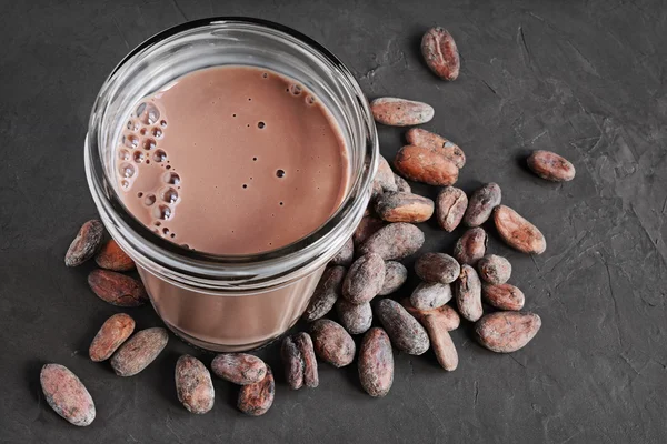 Chocolade melk en cacao bonen — Stockfoto