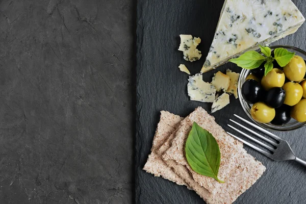 Blue cheese with olives, basil and crispbread — ストック写真