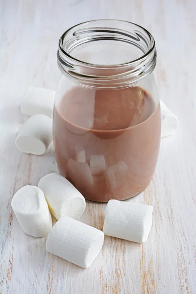 Шоколадное молоко с зефиром — стоковое фото
