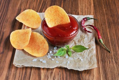 Patates cipsi ve kırmızı sos biber ile 