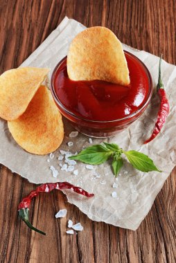 Patates cipsi ve kırmızı sos biber ile 