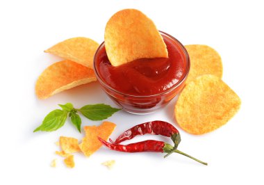 Gevrek patates cipsi ve kırmızı sos