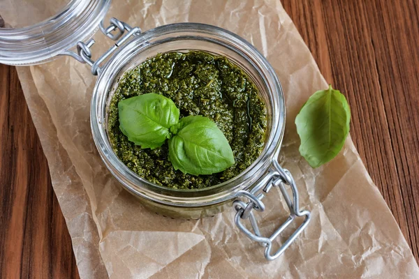 Sosu pesto ile taze fesleğen yaprakları — Stok fotoğraf