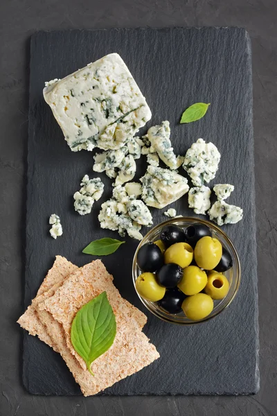 Fromage bleu aux olives, basilic et pain croustillant — Photo