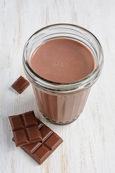 Susu coklat dengan potongan coklat — Stok Foto