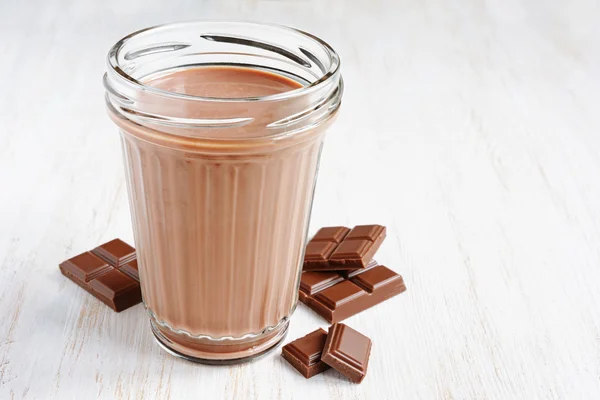 Chocolate milk with pieces of chocolate bar — Stock fotografie