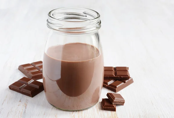 Leite de chocolate com pedaços de barra de chocolate — Fotografia de Stock