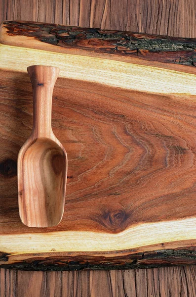 Wooden textured background with wooden scoop — Stock Photo, Image
