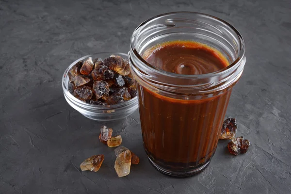 Karamel en gekarameliseerde suiker in glazen kom — Stockfoto