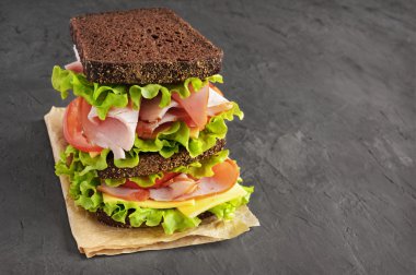 Çavdar ekmeği, jambon, domates, peynir ve marul ile sandviç 