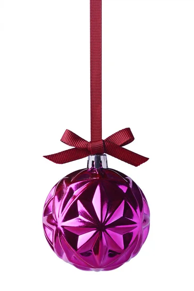 Bola de Navidad púrpura con lazo colgado en la cinta —  Fotos de Stock