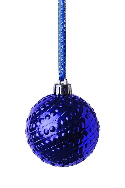 Синій різдвяний м'яч висить на стрічці — стокове фото
