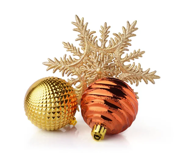 Gouden kerstballen en decoratieve sneeuwvlok — Stockfoto