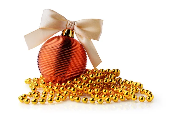 Bola de Natal dourada e contas douradas — Fotografia de Stock