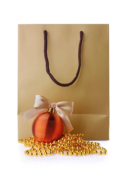 Saco de presente dourado e decorações de Natal — Fotografia de Stock