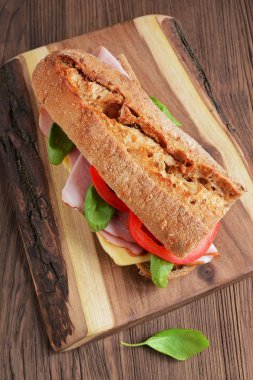 Jambon, domates, peynir ve fesleğen ile sandviç 