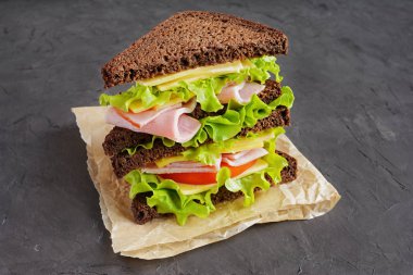 Çavdar ekmeği, jambon, domates, peynir ve marul ile sandviç 