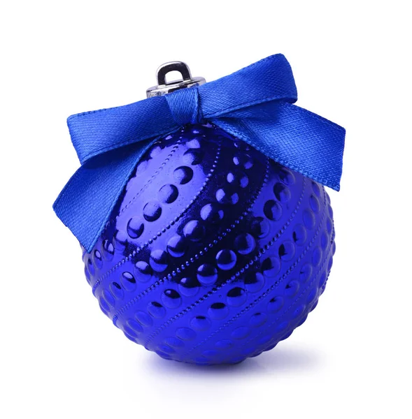 Blauwe bal met het Kerstmis met ribbon bow — Stockfoto