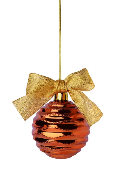 Hängende goldene Weihnachtskugel mit Schleife — Stockfoto