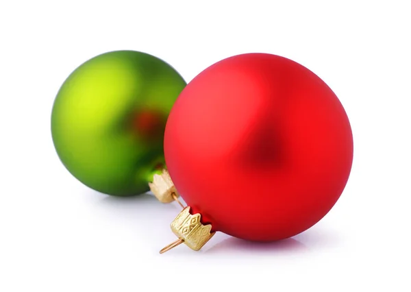 İki kırmızı ve yeşil Noel topları — Stok fotoğraf