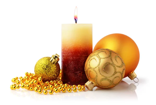 Karácsonyi ünnep composithion a gyertyát, és arany karácsonyi labdák — Stock Fotó