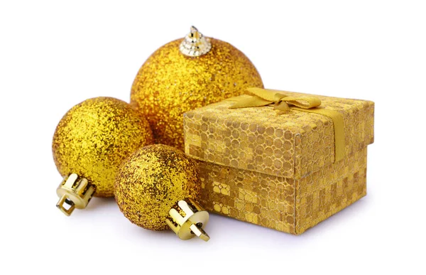 Bolas de Natal dourado e caixa de presente — Fotografia de Stock