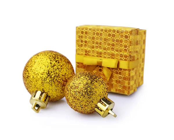 Boules de Noël dorées et boîte cadeau — Photo