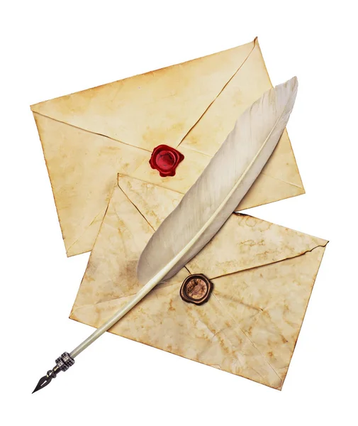İki eski zarflar kırmızı ve kahverengi ile balmumu ve tüy kalem mühür — Stok fotoğraf
