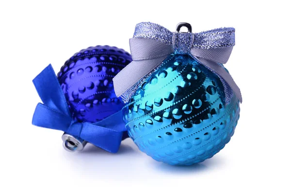 Twee blauwe kerstballen met lint bogen — Stockfoto