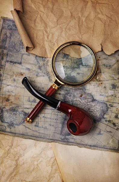 Старовинна карта, збільшується скло і курильна труба — стокове фото