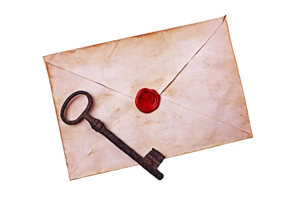 Oude envelop met rode wax en roestige sleutel — Stockfoto