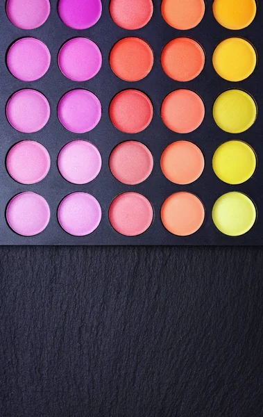 Tavolozza professionale di ombretti multicolori — Foto Stock