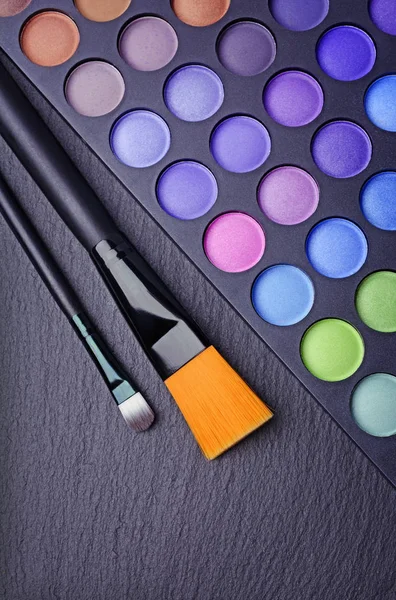 Palette di ombretti multicolori professionali e pennelli — Foto Stock