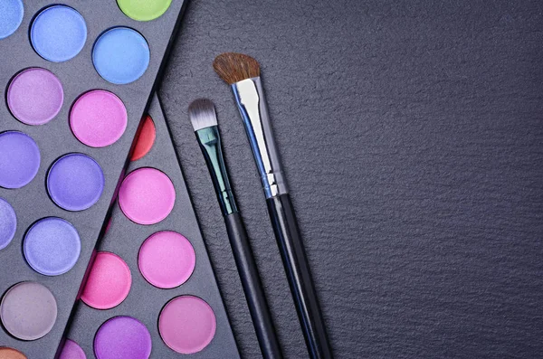 Kolorowe cienie do powiek palet do makijażu i szczotki — Zdjęcie stockowe