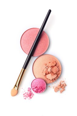 Allık ya da yüz pudrası ve pembe kaptırdın aplikatör ile 