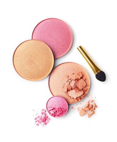 Allık ya da yüz pudrası ve aplikatör ile pembe göz farı 