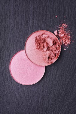 Pembe ve bej allık ya da göz farı 