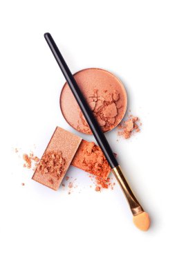 Bej ve turuncu ezilmiş göz farı ve makyaj fırçası 