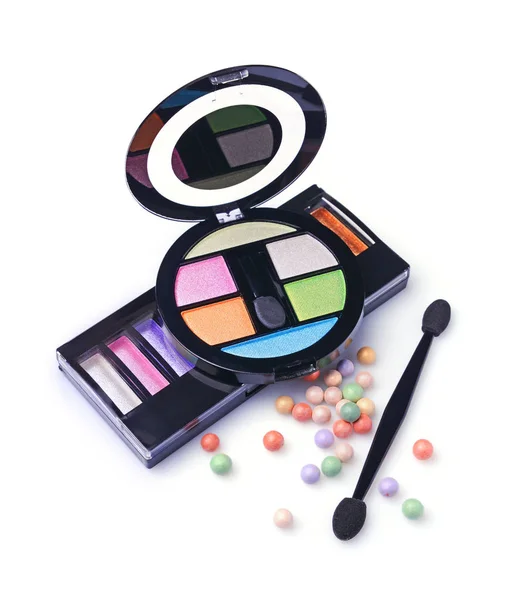 Composição de cosméticos com sombras coloridas, bolas de pó de cara e aplicadores — Fotografia de Stock