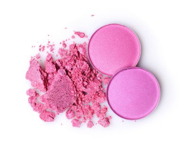 Yuvarlak pembe kaza göz farı makyaj kozmetik ürünü örnek olarak