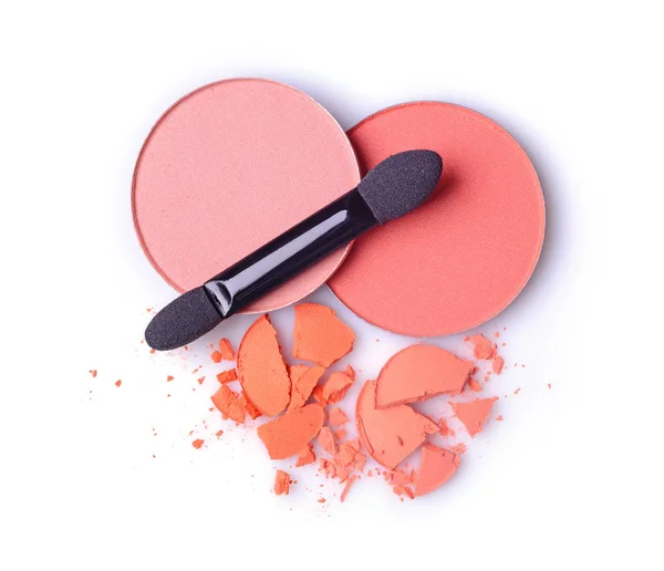 Στρογγυλό πορτοκαλί συνετρίβη σκιές και ρουζ για μακιγιάζ ως δείγμα των καλλυντικών προϊόντων με απλικατέρ — Φωτογραφία Αρχείου