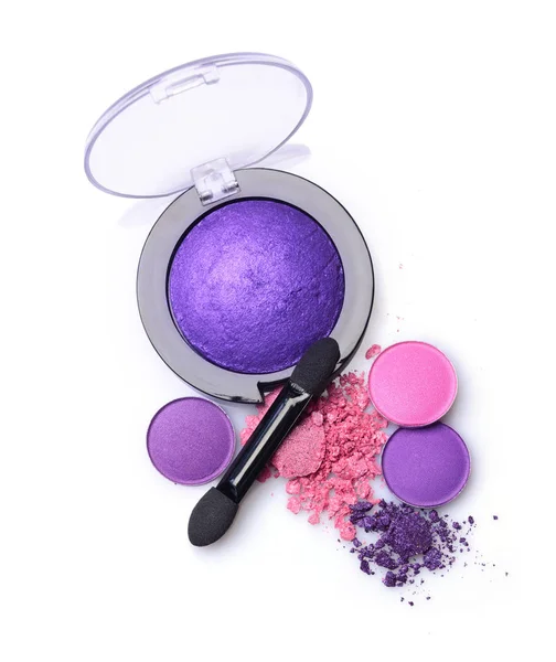 Okrągłe fioletowy eyeshadow rozbił się na makijaż jako próbkę produktu kosmetyki z aplikatorem — Zdjęcie stockowe